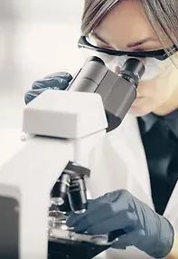 La microscopia in campo oscuro è una procedura speciale in cui una goccia di sangue capillare senza ingredienti viene immediatamente vista al microscopio come sangue vivo. Questa immagine viene trasmessa a un monitor utilizzando una videocamera in modo che tu possa vedere immediatamente il tuo sangue.
